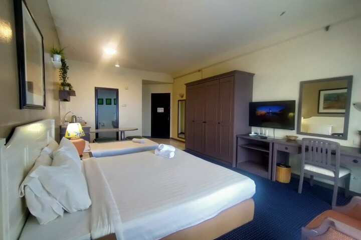 Room 210 of 650