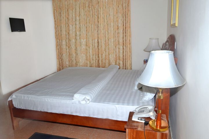 Room 5 of 32