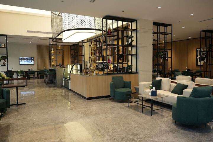 Lounge 54 of 79