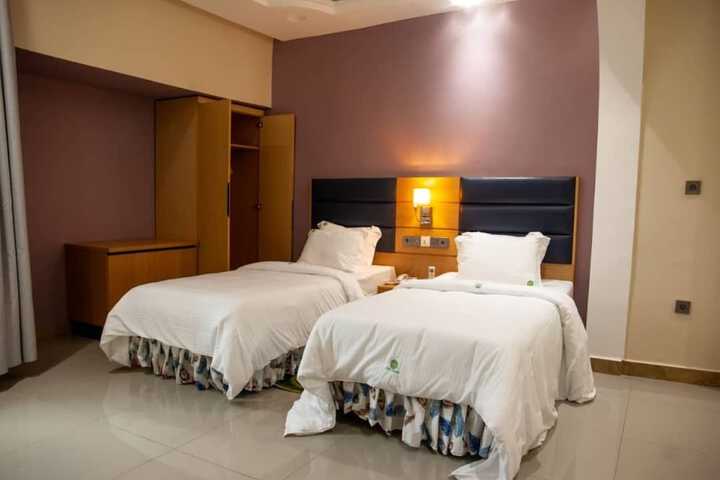 Room 4 of 28