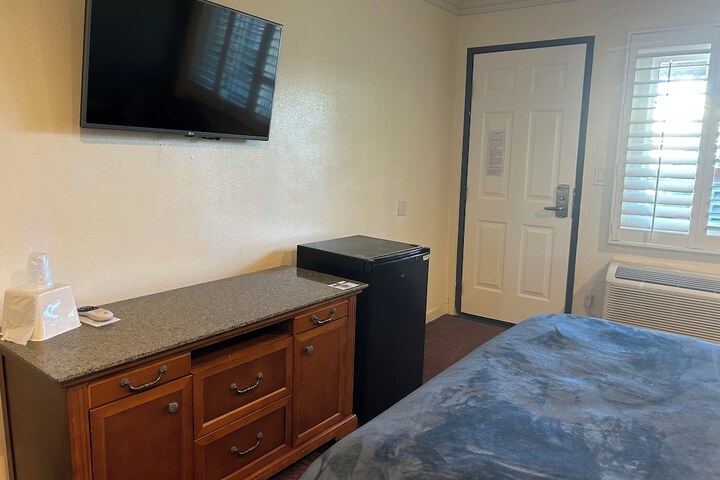 1 King Bed (7 of 15)