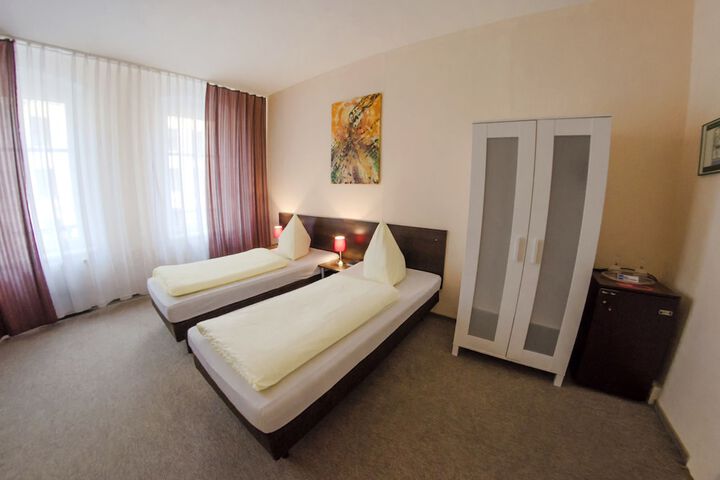 Room 6 of 28