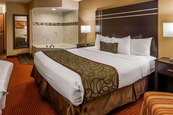 1 King Bed High Speed Internet Accessible Microwave, Refrigerator Full Breakfast (8 of 12)