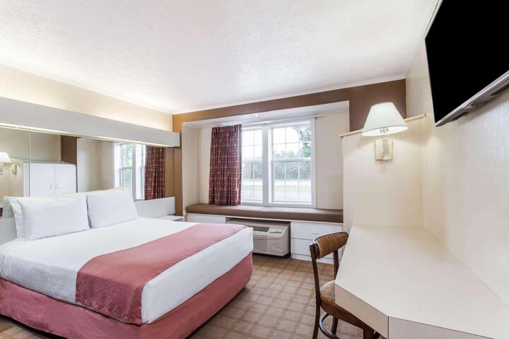 1 Queen Bed (5 of 10)