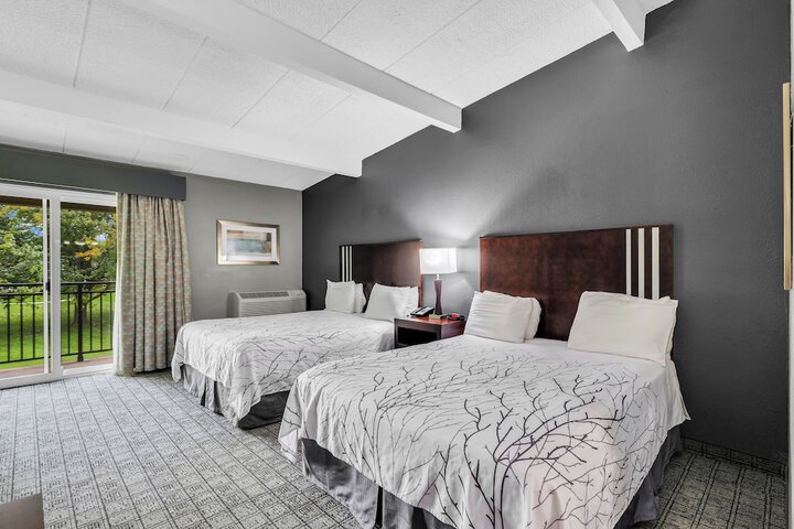 2 Queen Beds (3 of 36)
