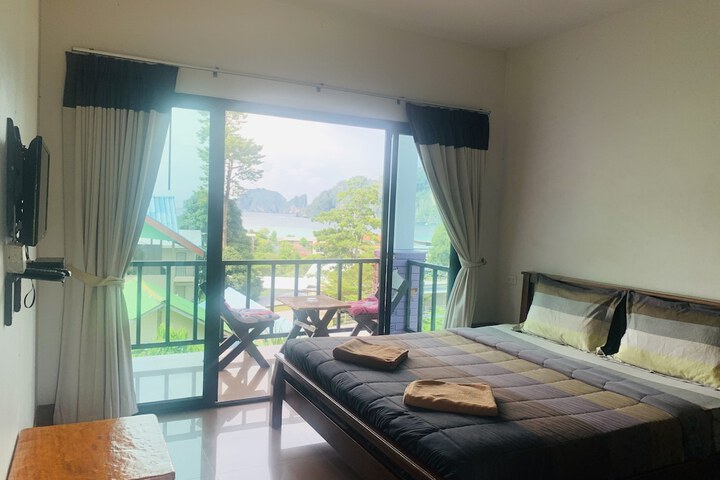 Room 2 of 16