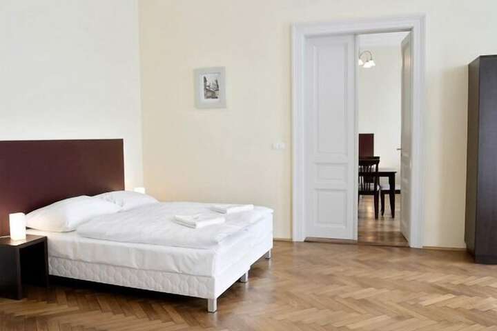 Room 6 of 19
