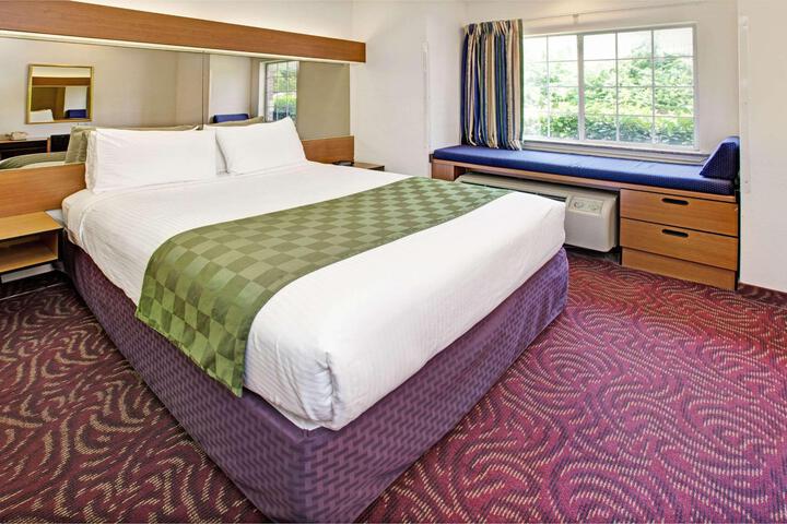 2 Queen Beds (11 of 12)