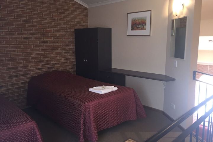 Room 4 of 33