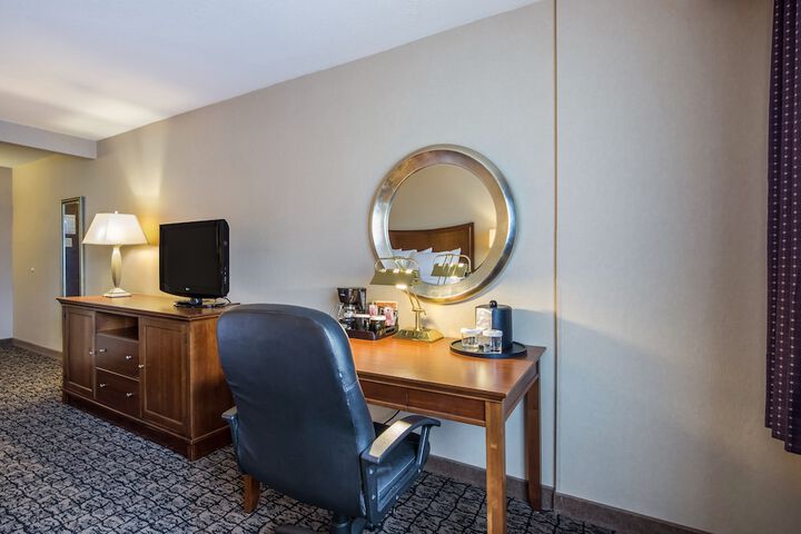 Business King Bed (1 of 7)
