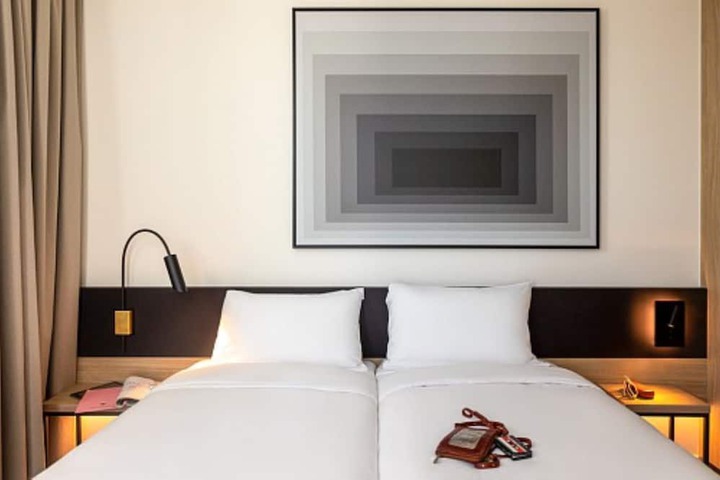 Room 4 of 18