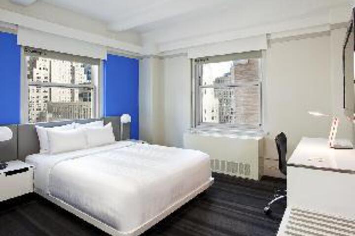 1 Queen Bed (4 of 4)