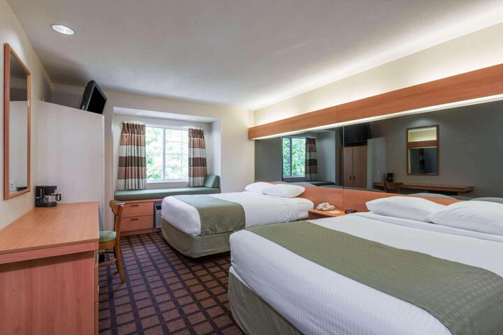 2 Queen Beds Accessible (13 of 26)
