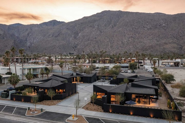 Blackhaus Full Buyout by Avantstay 16-room Hotel in Palm Springs, CA