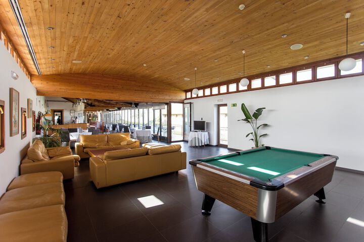 Lounge 52 of 61