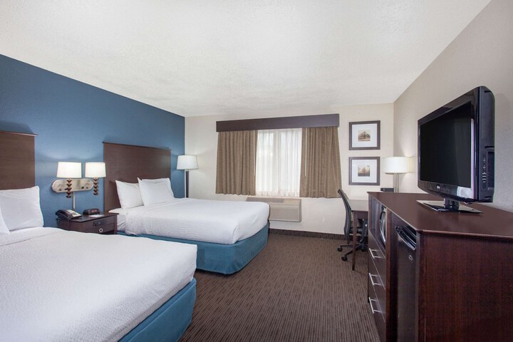 1 Queen Bed Deluxe Accessible Room (2 of 8)