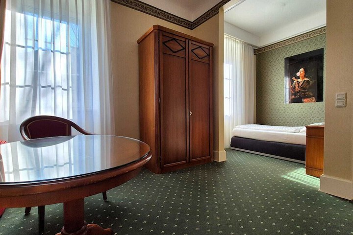 Room 25 of 53