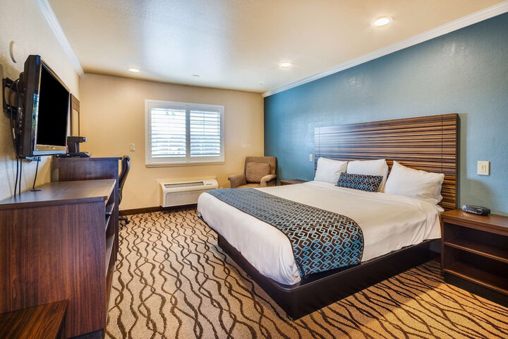 1 King Bed (4 of 12)