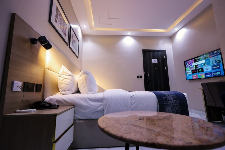 Room 13 of 37