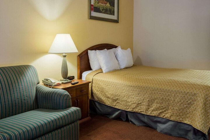 1 Queen Bed (4 of 11)