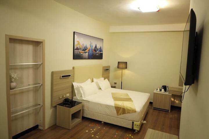 Room 4 of 6