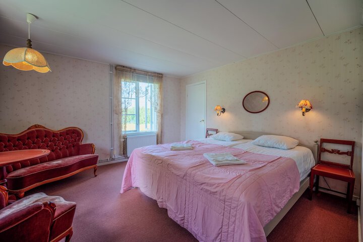 Room 33 of 148