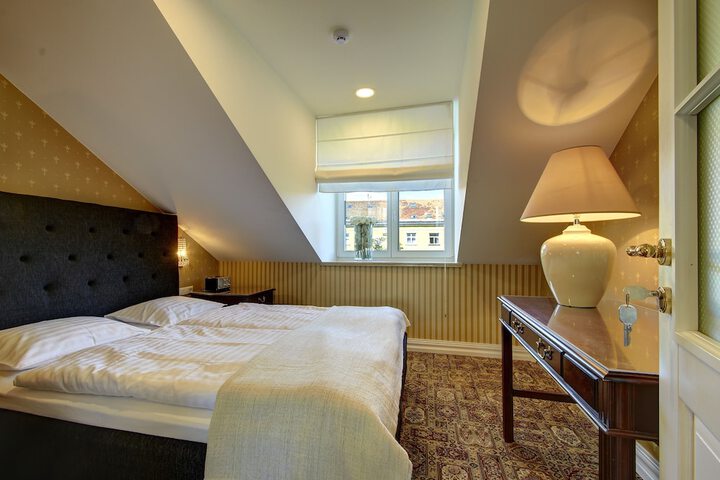 Room 9 of 30