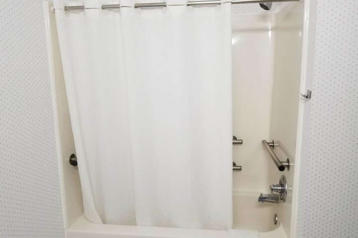 1 Queen Bed (4 of 28)