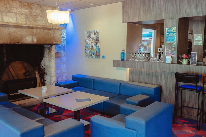 Lounge 43 of 60