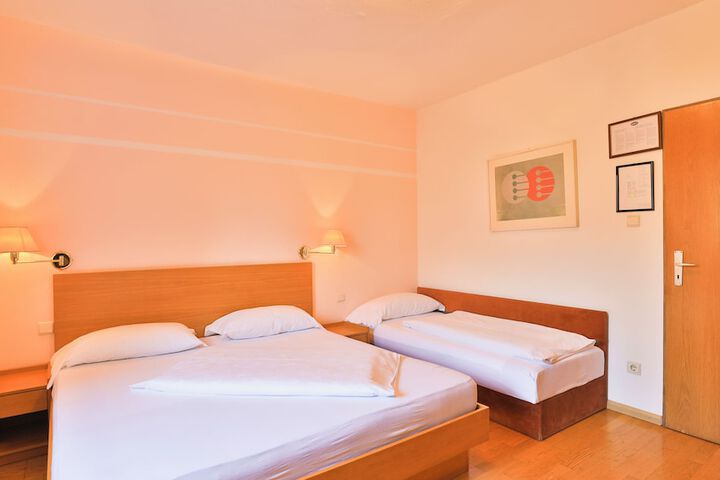 Room 2 of 120