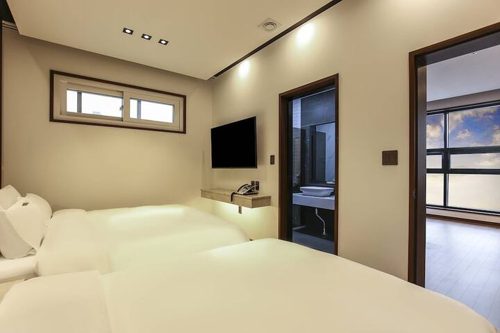 Room 25 of 77