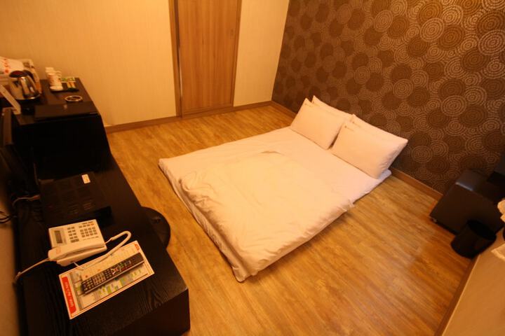 Room 2 of 82