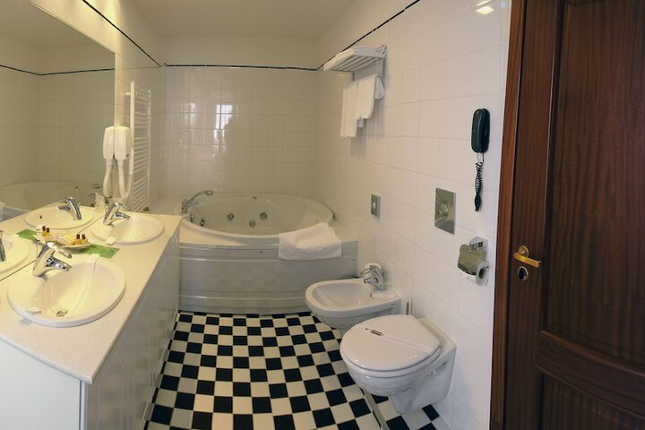 Room 22 of 34