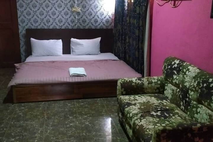 Room 7 of 12