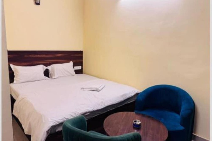 Room 9 of 16