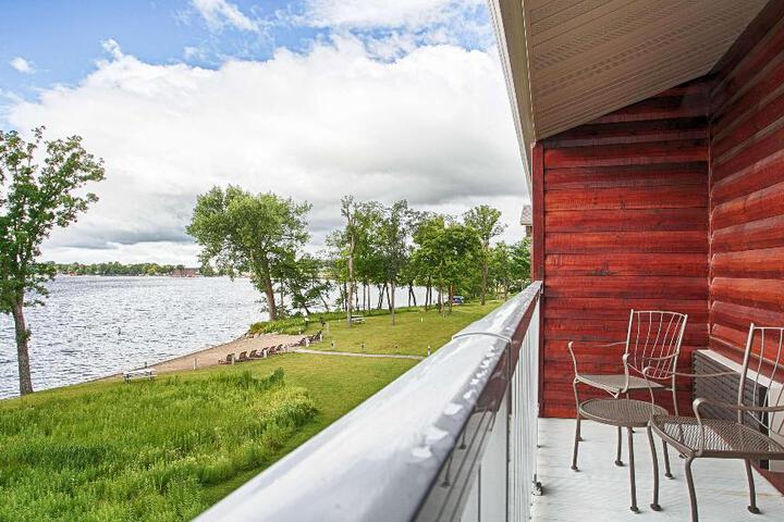 Accessible 1 King Communication Assistance Lake Front Kitchenette Microwave and Refrigerator Shower Only Full Breakfast (14 of 27)