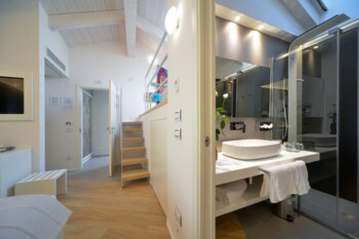 Room 2 of 28
