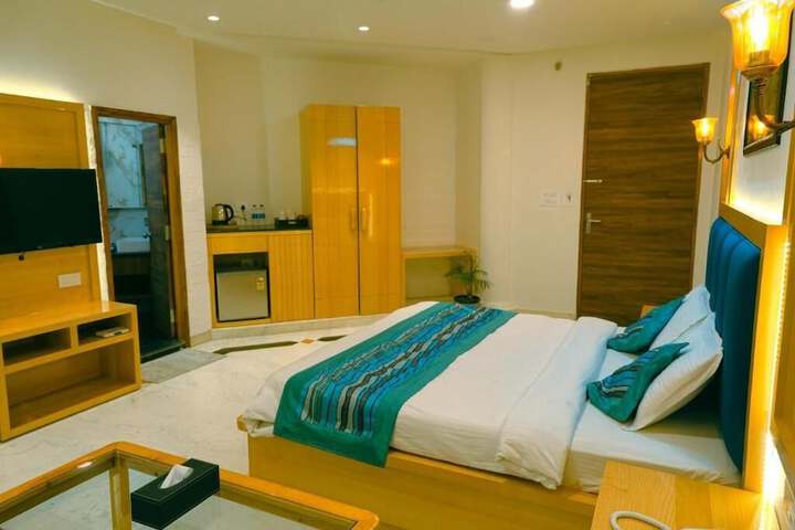 Room 9 of 15