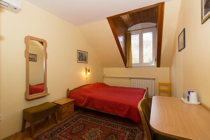 Room 6 of 34