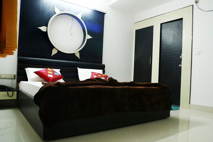 Room 5 of 16