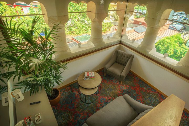 Lounge 52 of 61