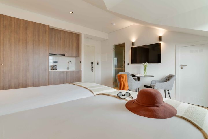 Room 4 of 63
