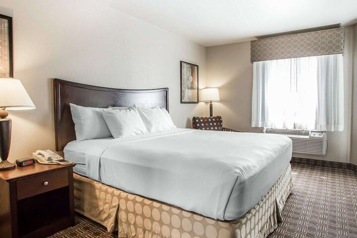 1 King Bed Business Room Efficiency Suite Upgrade (22 of 30)