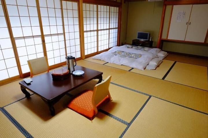 Room 18 of 48