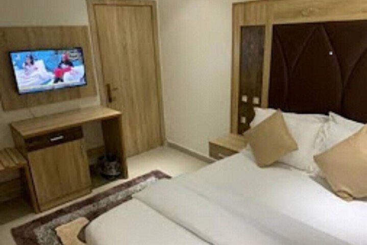 Room 4 of 9