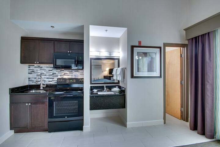 2 Queen Beds Microwave and Refrigerator WiFi Full Breakfast (10 of 25)