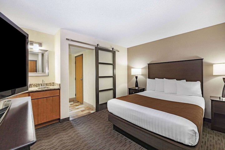 1 King Bed (1 of 12)
