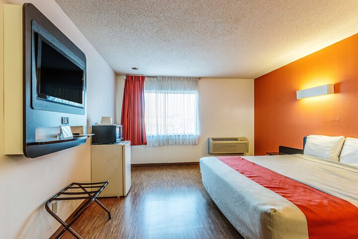 1 King Bed (3 of 13)