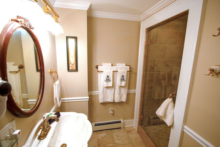 Room 156 of 203