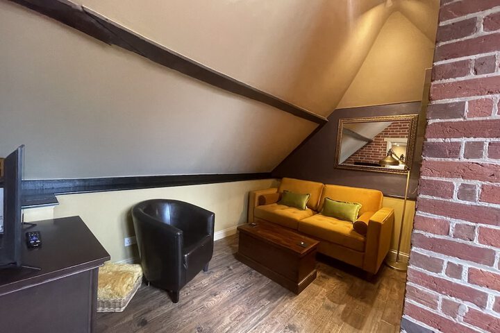 Lounge 74 of 77